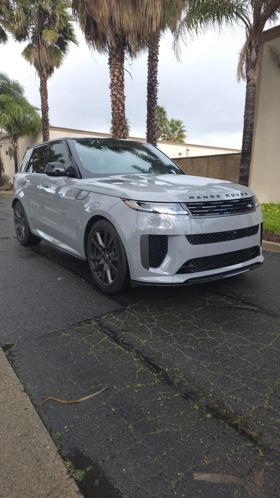 Range Rover Sport SV, front three quarter after pickup